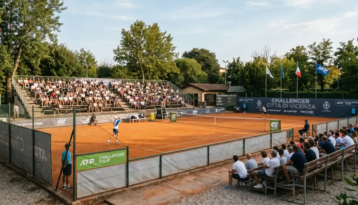 Malý tenisový stadion turnaje Challenger s hráčem při zápase na antuce