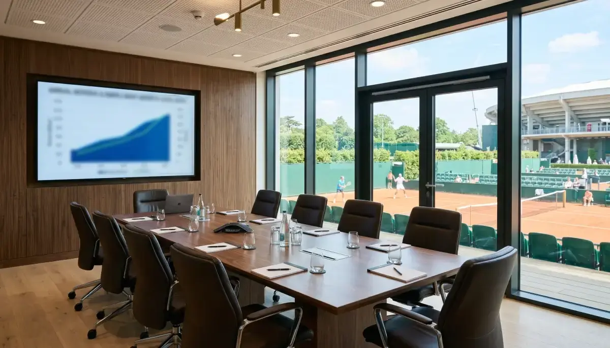 Konferenční sál tenisového turnaje ATP s prezentací na velkém plátně